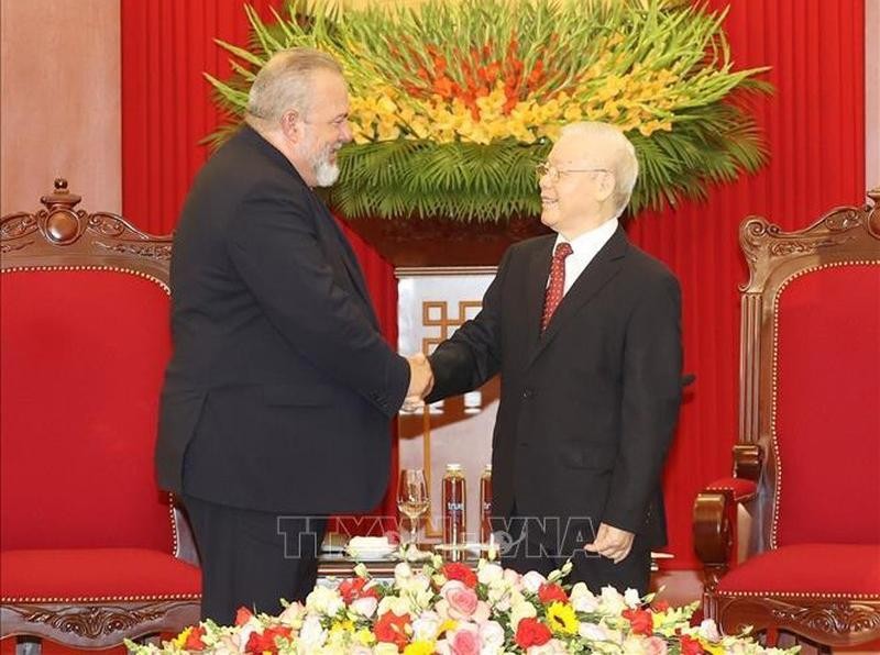 越共中央总书记阮富仲会见古巴总理曼努埃尔·马雷罗。（图片来源：越通社）