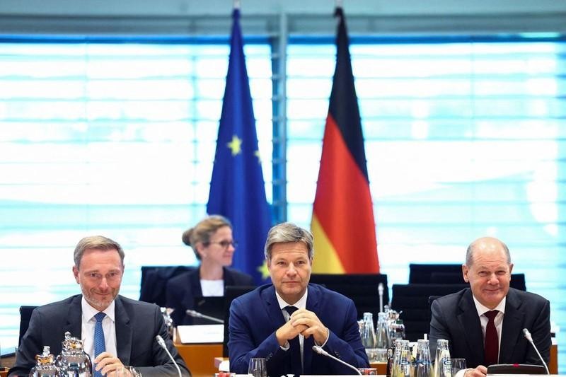 德国总理奥拉夫·舒尔茨、财政部长克里斯蒂安·林德纳和经济部长罗伯特·哈贝克出席于2022年10月4日在德国柏林举行的一场会议。 (图片来源：路透社)