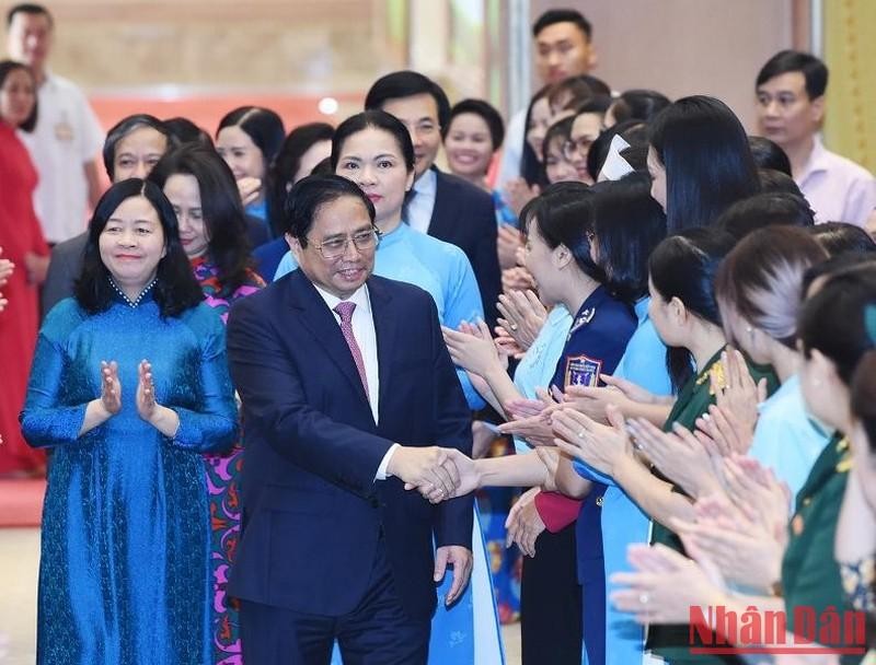 越南政府总理范明正同与会代表握手。（陈海 摄）