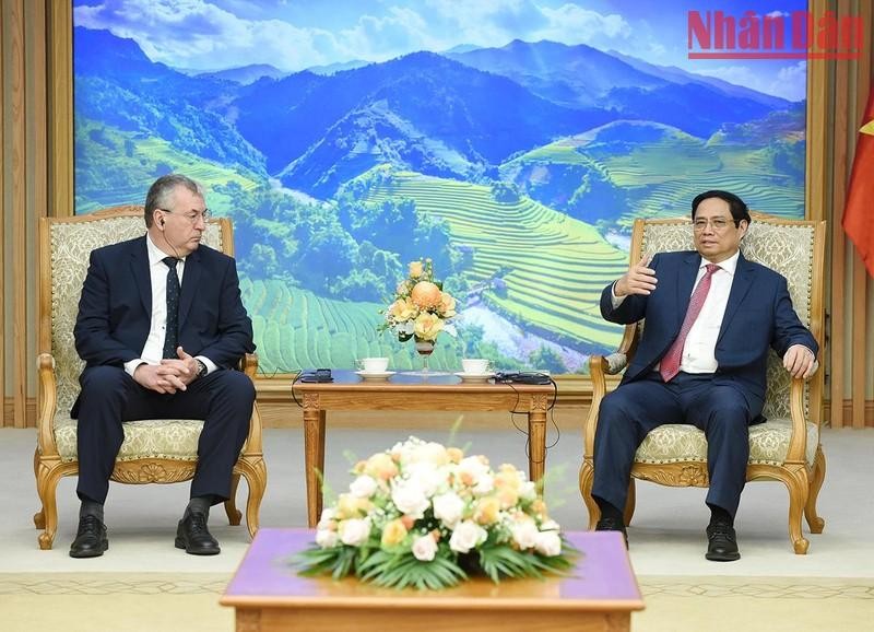 越南政府总理范明正会见比利时瓦隆-布鲁塞尔大区联盟的首席大臣皮埃尔-伊夫·热霍莱特。（陈海 摄）
