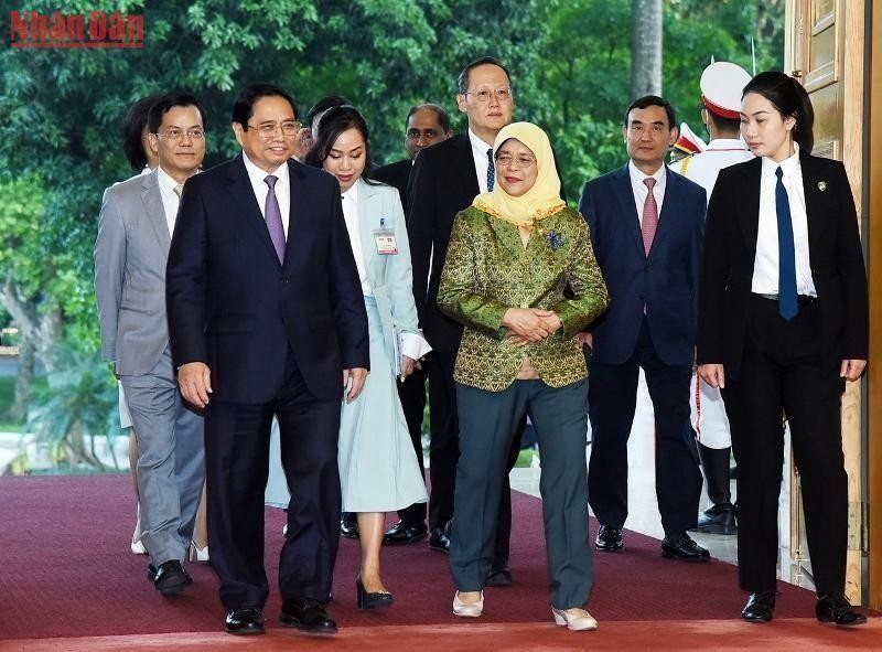 越南政府总理范明正欢迎新加坡总统哈莉玛·雅各布。（陈海 摄）