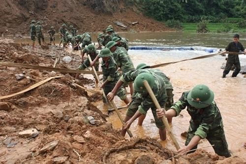 第二军区316师官兵参加安沛省木江界县自然灾害后果克服工作。