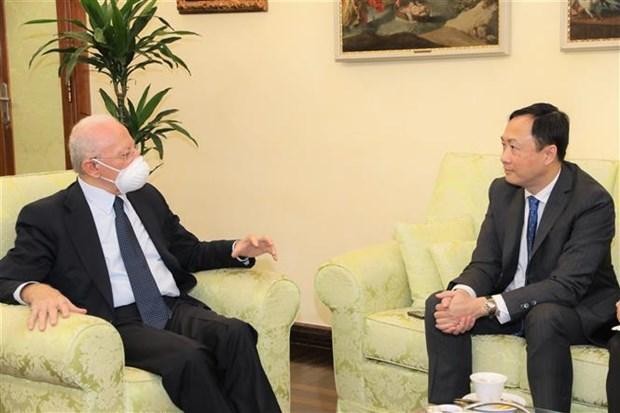 越南驻意大利大使杨海兴和坎帕尼亚大区主席德卢卡交谈。