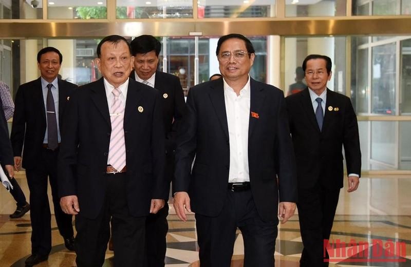 范明正总理和阮文得上将出席会议。（陈海 摄）