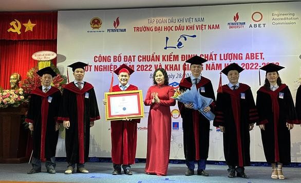 越南教育培训部副部长吴氏明向越南石油大学代表颁发美国工程与技术认证委员会认证。