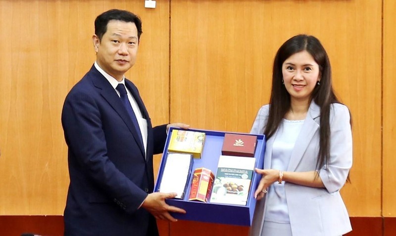 谅山省人民委员会副主席段秋河向日本-越南友好议员联盟主席秘书尼基信泰赠送纪念品。