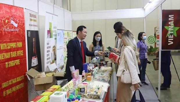 越南驻新加坡商务处首席代表高春胜向国际企业代表介绍越南产品。