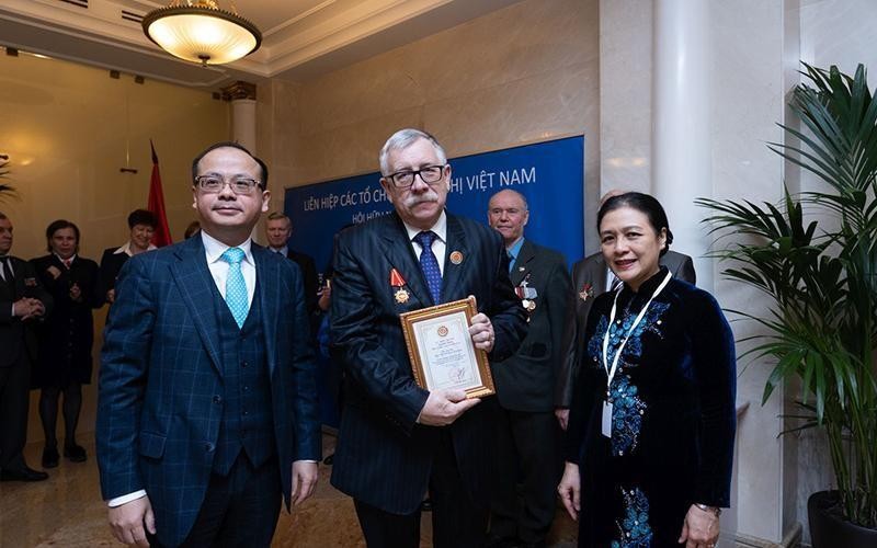彼得·茨维多芬先生荣获越俄友好协会的纪念章。