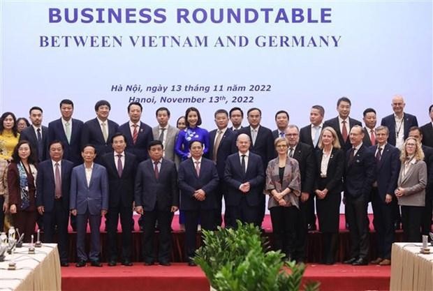 越南政府总理范明正和德国总理奥拉夫·朔尔茨同两国企业合影。