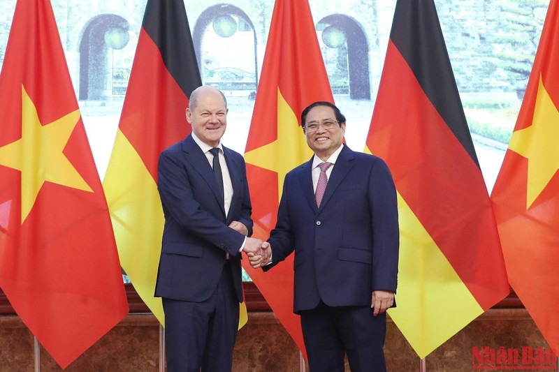 越南政府总理范明正与德国总理奥拉夫·朔尔茨握手。（水原 摄）