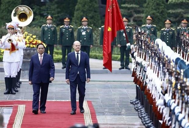 范明正总理邀请奥拉夫·朔尔茨总理检阅越南人民军仪仗队。