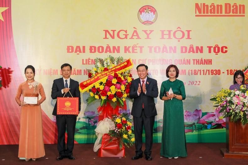 越南国会主席王廷惠送花祝贺馆圣坊全民族大团结日活动。（维玲 摄）