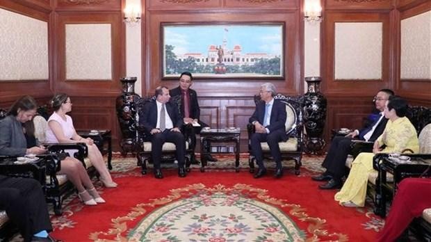 胡志明市人民委员会副主席武文欢会见古巴与各国人民友好协会主席费尔南多·冈萨雷斯。