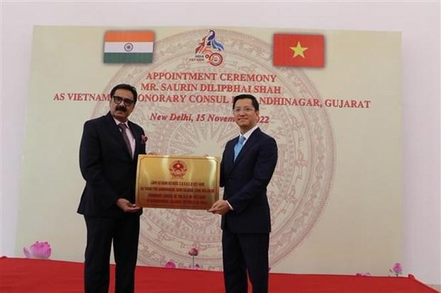 越南驻印度大使阮青海向Saurin Dilipbhai Shah颁发关于任命其担任越南驻印度古吉拉特邦的名誉领事的决定。