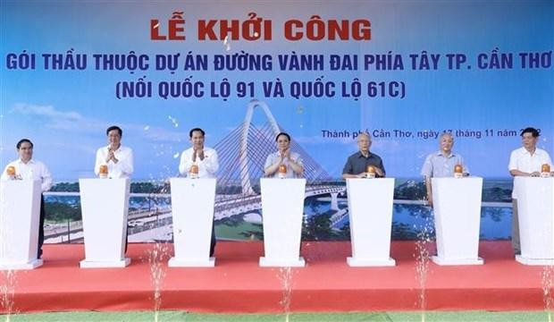 政府总理范明正出席芹苴市以西环路项目动工仪式。