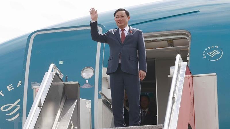越南国会主席王廷惠抵达菲律宾军事机场威拉木尔。（图片来源：越通社）