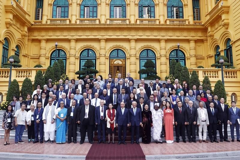 越南国家主席阮春福与出席世界和平理事会第22届代表大会代表合影。