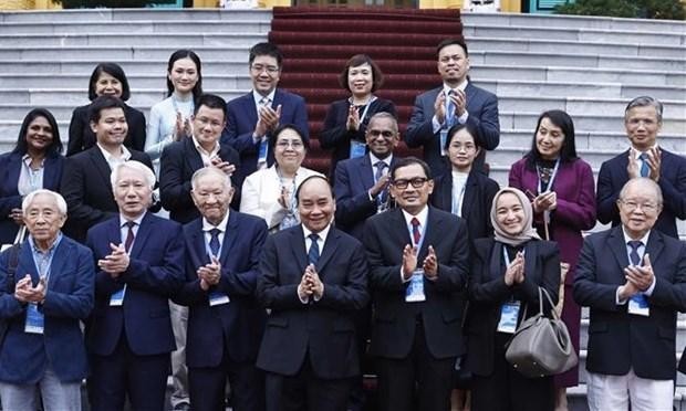 越南国家主席阮春福会见出席东盟经济协会联合会会议的科学家。 