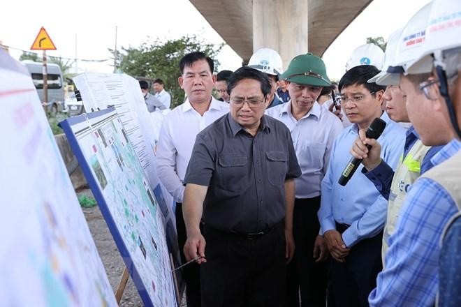 越南政府总理范明正考察滨沥—龙城高速公路建设项目。（图片来源：越通社）