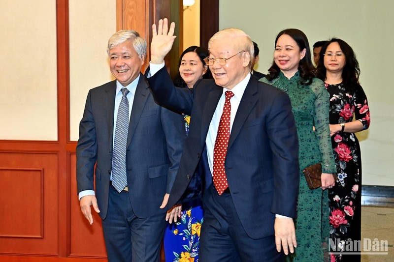 越共中央总书记阮富仲与出席全国乡级祖国阵线主席和典型祖国阵线工作委员会主任表彰大会的代表。（登科 摄）