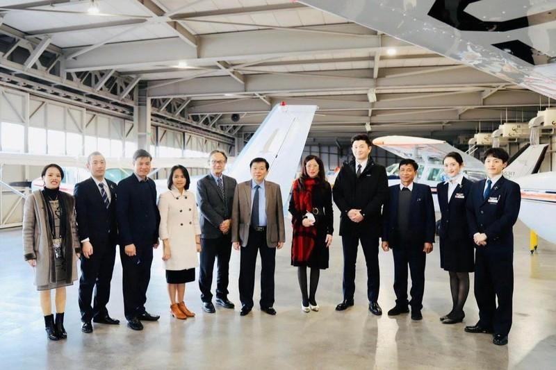和平省人民委员会副主席阮文章一行与日本航空学院领导人合影。