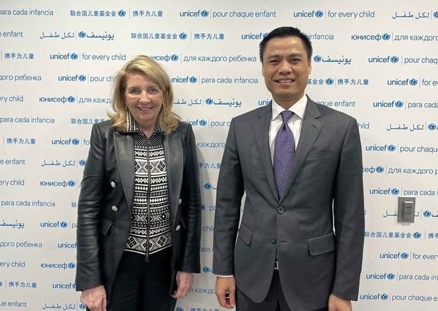越南常驻联合国代表团团长邓黄江大使会见联合国儿童基金会执行主任凯瑟琳·拉塞尔。