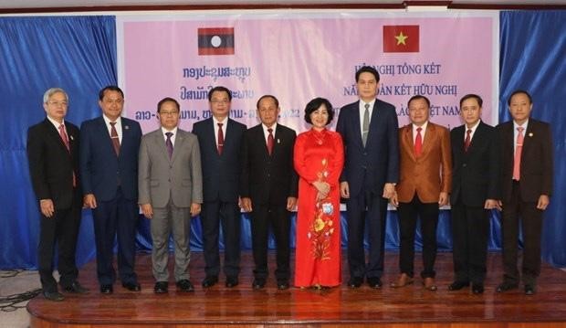 越南驻老挝琅勃拉邦总领事乔氏恒福与各代表合影。