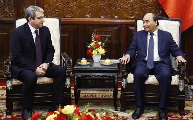 越南国家主席阮春福会见阿塞拜疆大使麦地扎德。