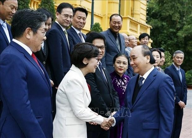越南国家主席阮春福与各位代表亲切握手。（图片来源：越通社）