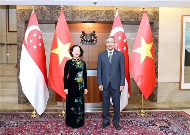 越共中央组织部部长张氏梅女士与新加坡外交部部长维文。