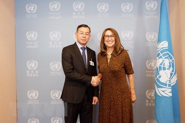 越南国家审计署审计长吴文俊和联合国贸发会议秘书长格林斯潘。