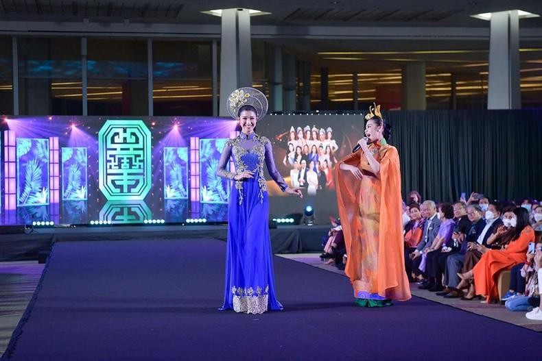 越南传统奥黛秀。