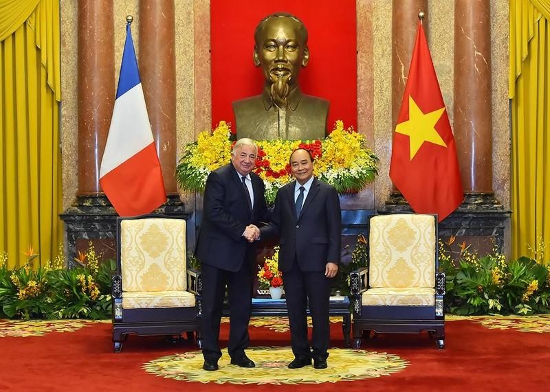 越南国家主席阮春福会见法国参议院议长热拉尔·拉尔歇。（水原 摄）
