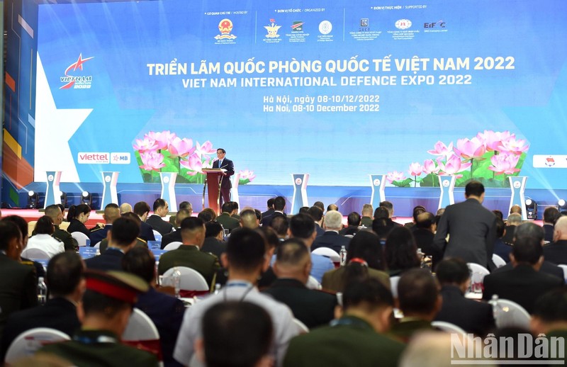 越南政府总理范明正12月8日上午参观2022年越南国际防务展 。（成达 摄）