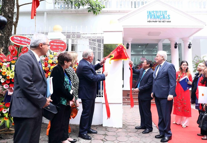 法国参议院议长出席越南法国学院新总部开业典礼。