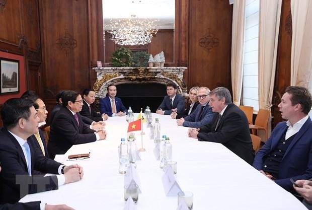 越南政府总理范明正与比利时法兰德斯大区主席大臣让·让邦举行工作会议。（图片来源：越通社）