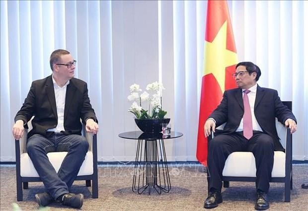 越南政府总理范明正会见比利时劳动党主席拉乌尔·赫德布。（图片来源：越通社）