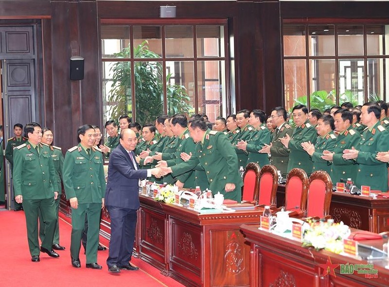 阮春福主席与各位代表握手。（图片来源：人民军队报）