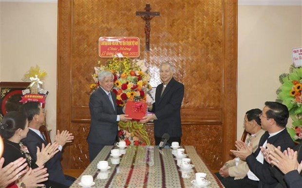 越南祖国阵线中央委员会主席杜文向崑嵩省教区教堂主教阮雄位赠送礼物。