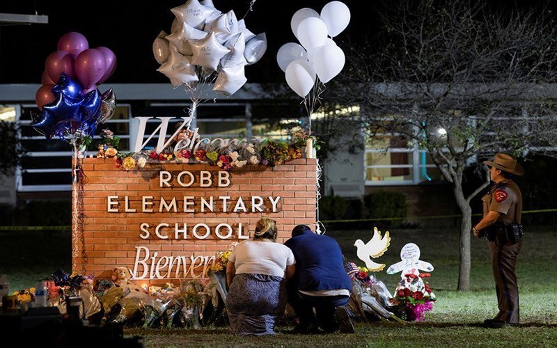 美国德克萨斯州尤瓦尔迪市罗伯小学枪击案遇难者纪念角。（图片来源：路透社）