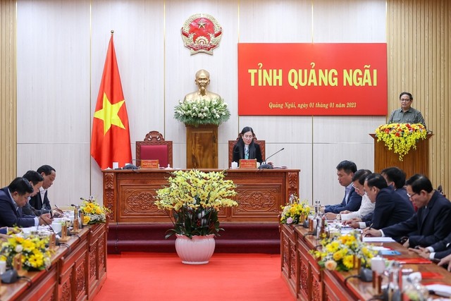 越南政府总理范明正同广义省主要领导干部举行工作会议。（图片来源：VGP）