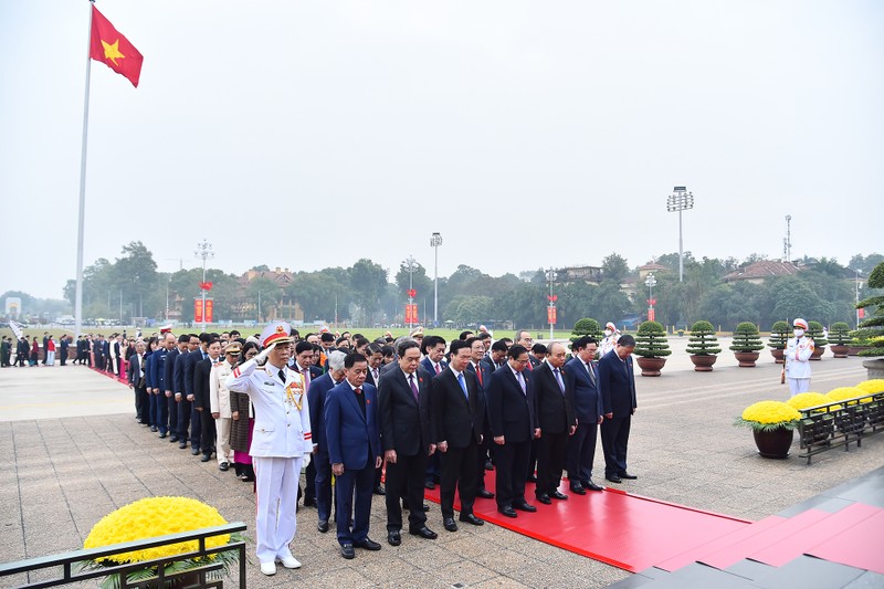 党、国家领导人以及国会代表前来拜谒胡志明主席陵。