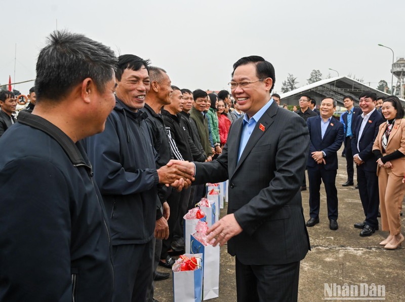国会主席王廷惠向广平省抚恤政策家庭、贫困户和渔民送春节礼物。