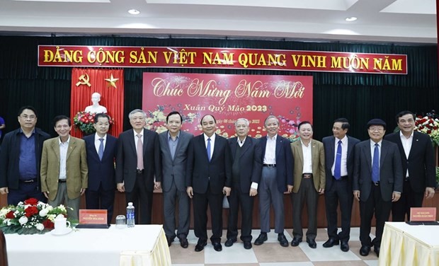 越南国家主席阮春福与各位代表合影。（图片来源：越通社）