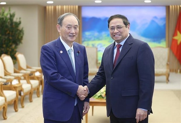 越南政府总理范明正会见日本前首相菅义伟。