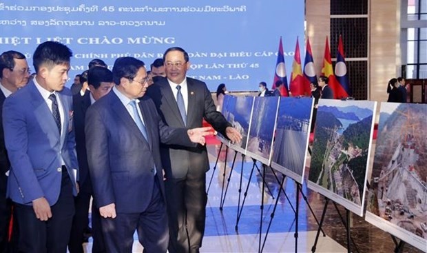 越南政府总理和老挝政府总理参观越老双方合作成就。