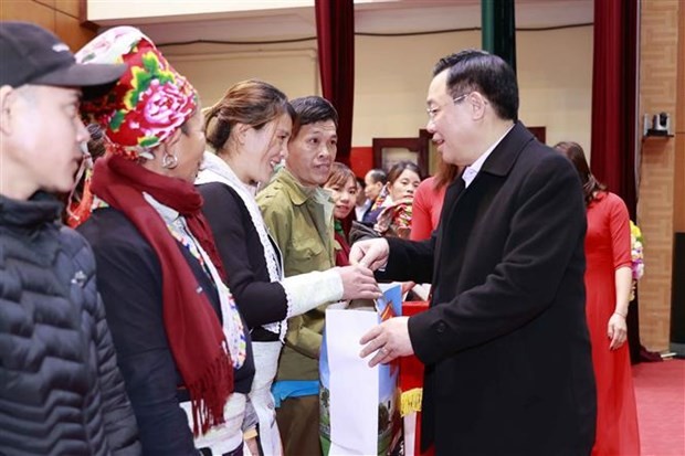 国会主席王廷惠莅临老街省巴刹县开展春节前走访慰问活动。