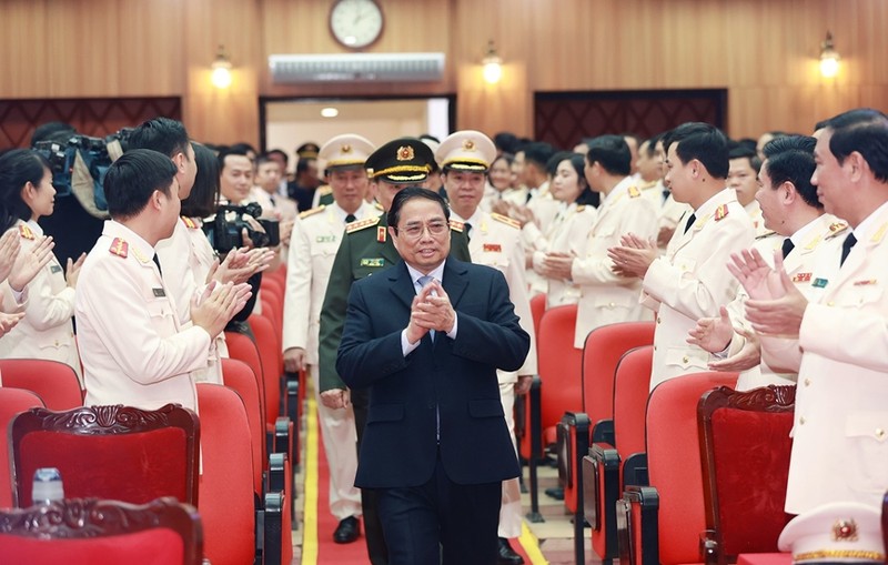 越南政府总理范明正前往公安部警卫司令部。