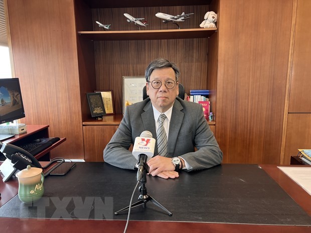 中国香港商务及经济发展局局长丘应桦接受越通社驻香港记者采访。（图片来源：越通社）