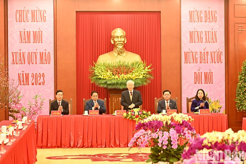 越共中央总书记阮富仲向历届党和国家领导人致以新春的祝福。（登科 摄）